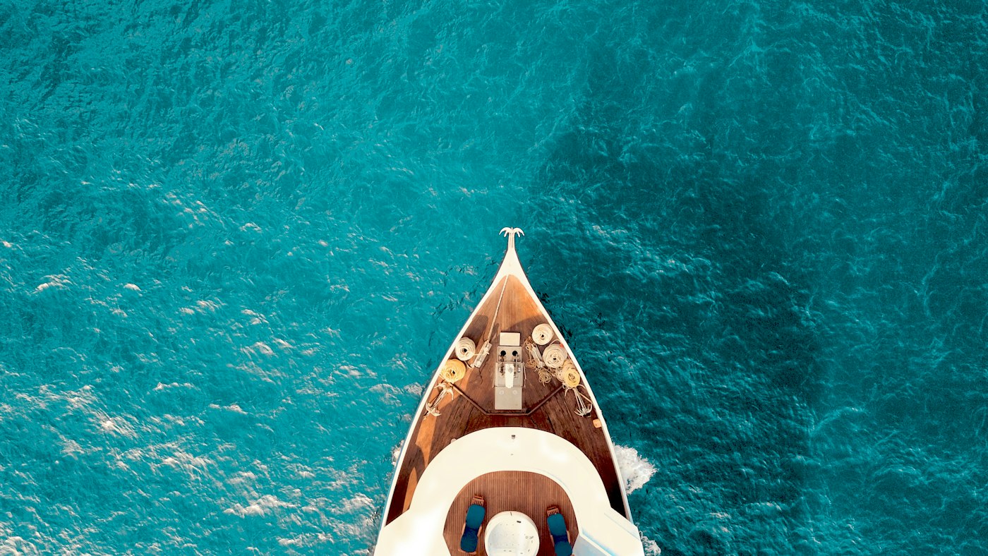 Proa sobre agua turquesa